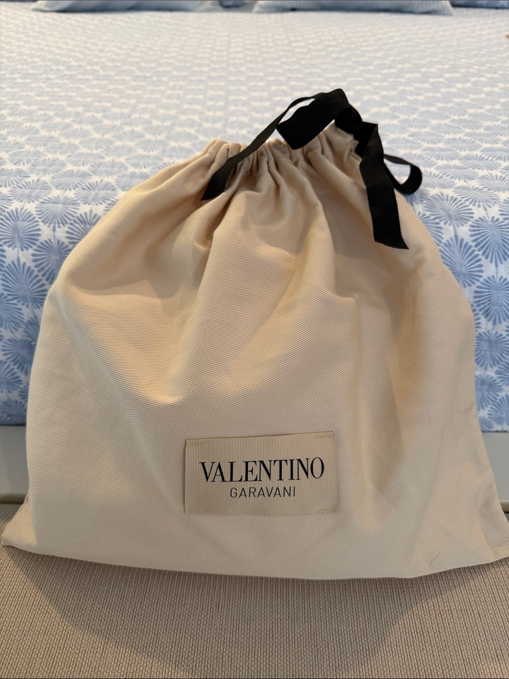 Valentino Garavani Two-Tone Crochet V Tote in Beige and Cream - Picture 7 of 7